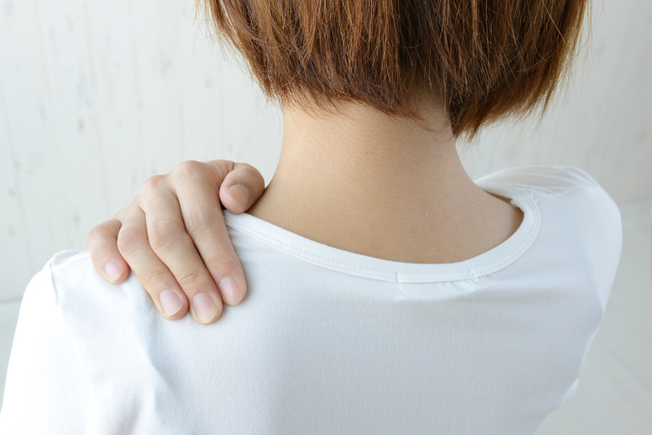 肩痛を抱える女性