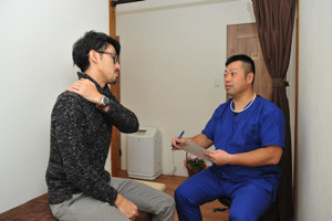 首の施術を受ける女性